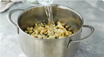 Икра из баклажанов кусочками «Пальчики оближешь» на зиму