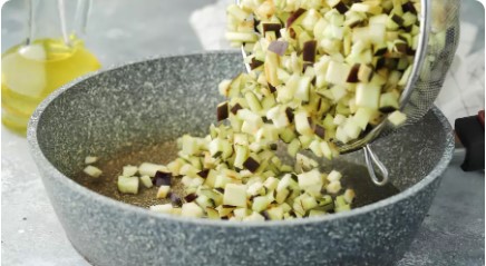 Икра из баклажанов кусочками «Пальчики оближешь» на зиму