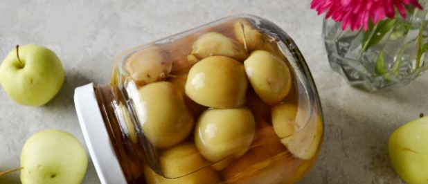 Маринованные яблоки с корицей в банках на зиму