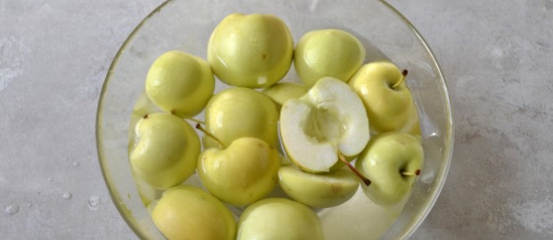 Маринованные яблоки с корицей в банках на зиму