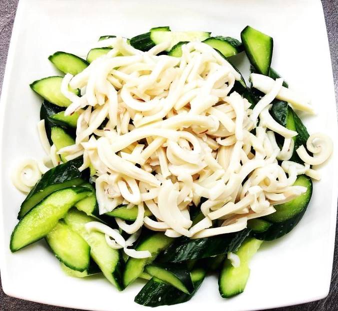 Китайский салат с кальмарами и огурцами