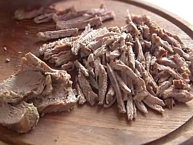 Китайский салат с говядиной, огурцом и соевым соусом Китайский салат с говядиной, огурцом и соевым соусом