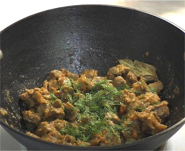 Жареные куриные желудки с луком