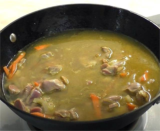 Жареные куриные желудки с луком