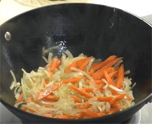 Жареные куриные желудки с луком