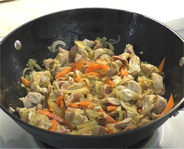 Жареные куриные желудки с луком
