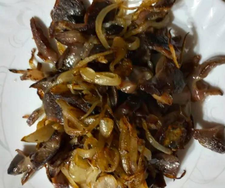 Куриные желудки с луком на сковороде