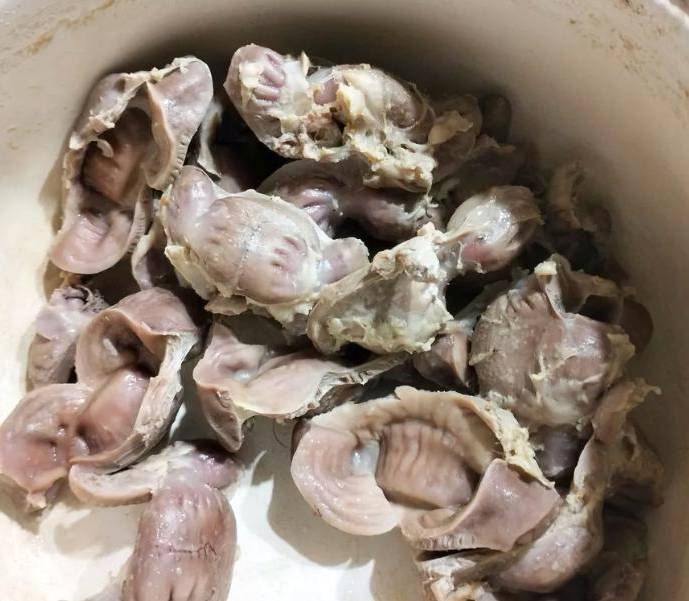 Куриные желудки с луком на сковороде