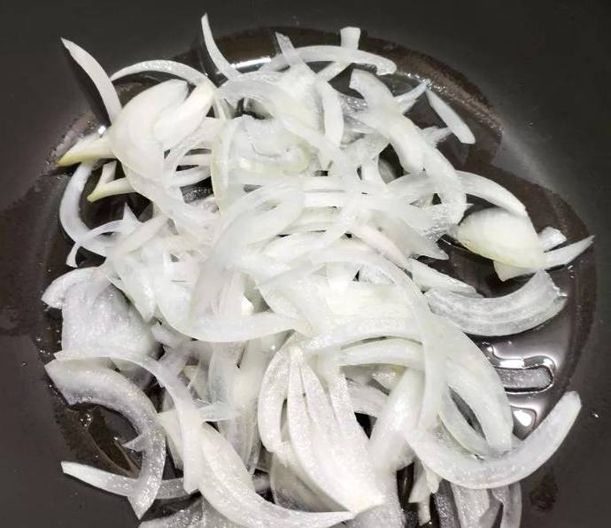 Куриные желудки с луком на сковороде
