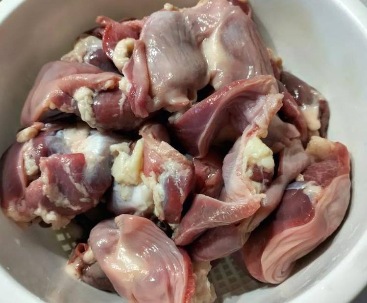 Куриные желудки с луком на сковороде