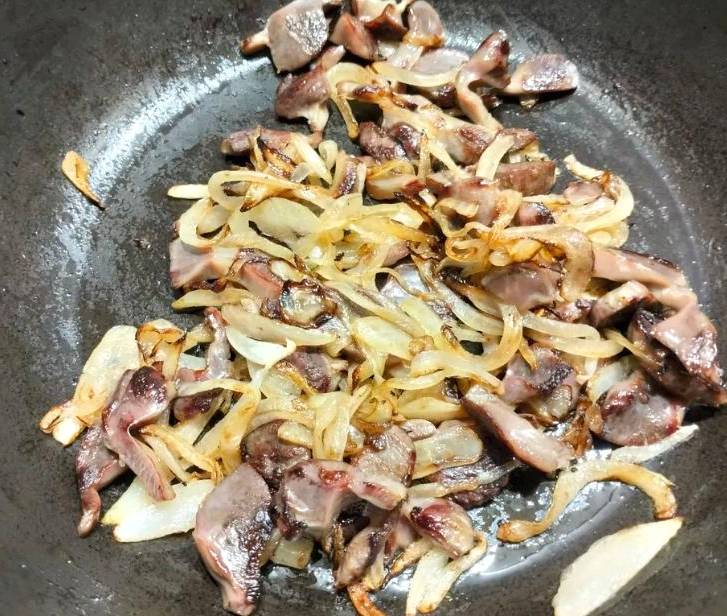 Куриные желудки с луком на сковороде