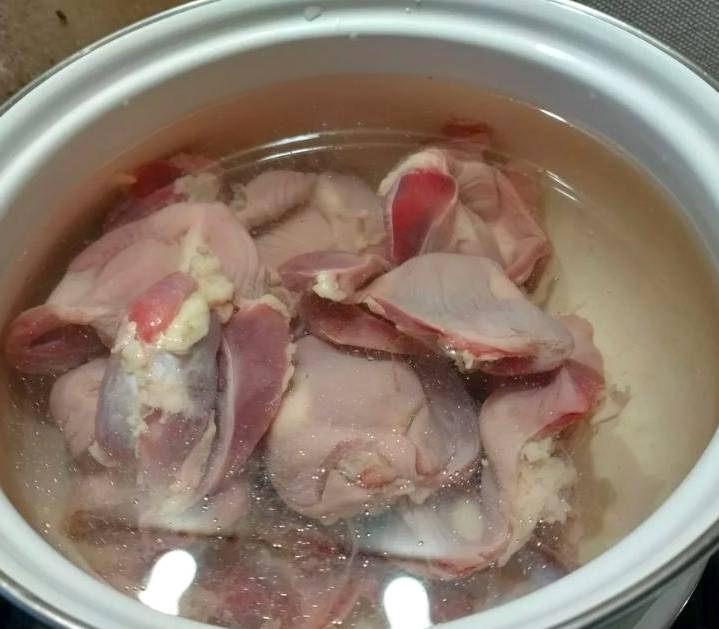 Куриные желудки с луком на сковороде