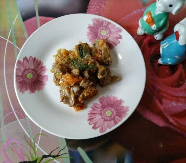 Тушеные куриные желудки с луком и морковью