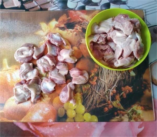 Тушеные куриные желудки с луком и морковью