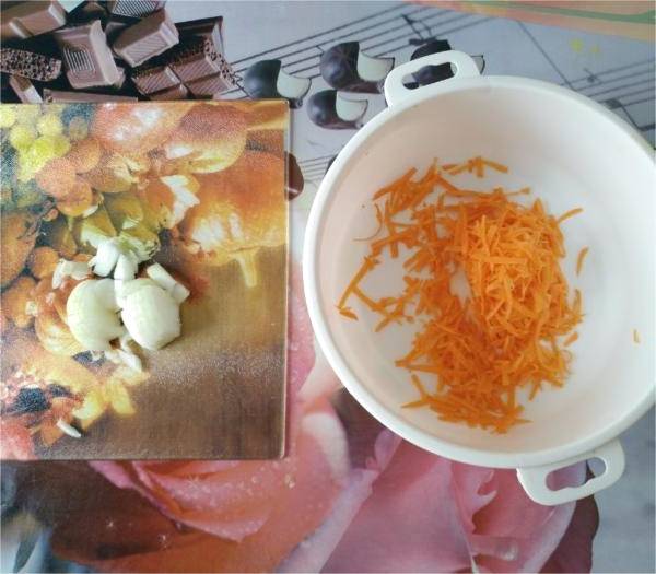 Тушеные куриные желудки с луком и морковью