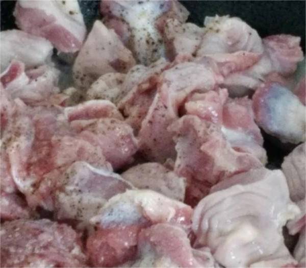 Тушеные куриные желудки с луком и морковью