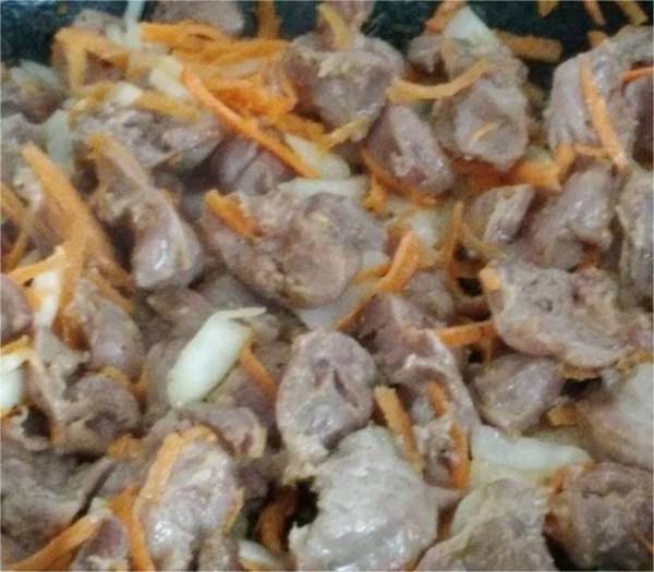 Тушеные куриные желудки с луком и морковью