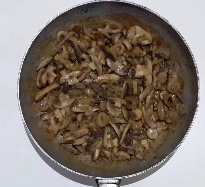 Куриные желудки с грибами