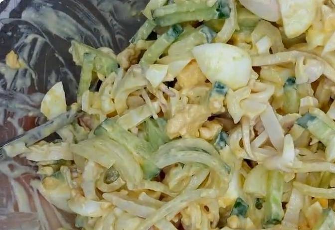 Кето салат с кальмарами