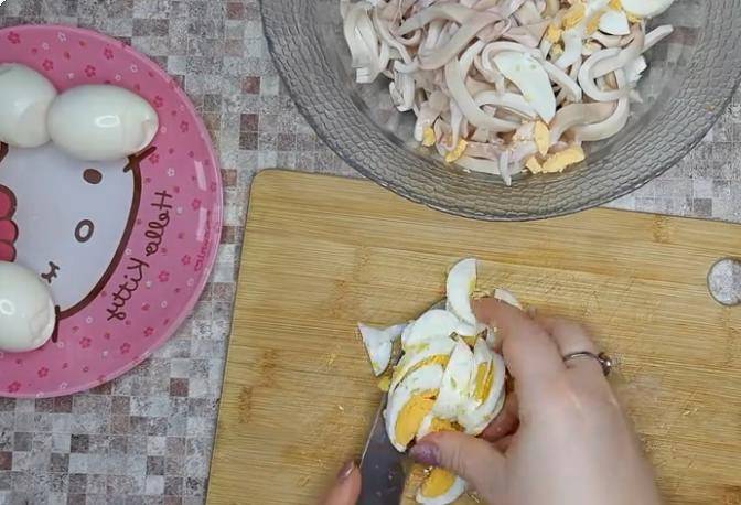 Кето салат с кальмарами