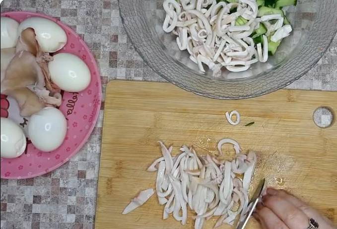 Кето салат с кальмарами