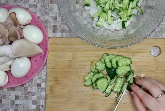 Кето салат с кальмарами