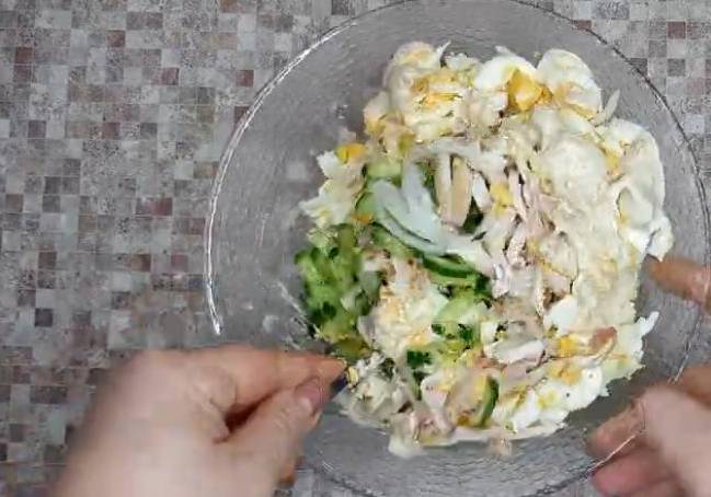 Кето салат с кальмарами