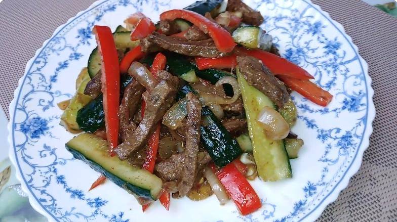 Корейский салат с говядиной, огурцами и болгарским перцем Корейский салат с говядиной, огурцами и болгарским перцем