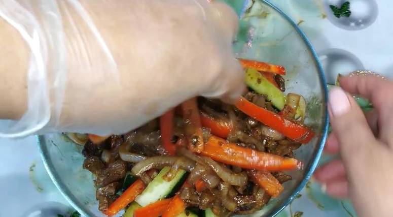 Корейский салат с говядиной, огурцами и болгарским перцем Корейский салат с говядиной, огурцами и болгарским перцем