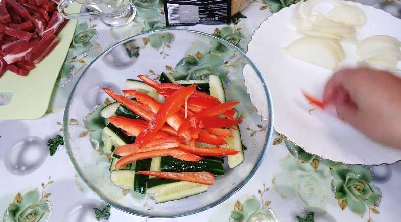 Корейский салат с говядиной, огурцами и болгарским перцем Корейский салат с говядиной, огурцами и болгарским перцем