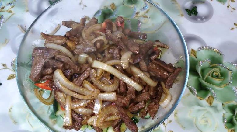 Корейский салат с говядиной, огурцами и болгарским перцем Корейский салат с говядиной, огурцами и болгарским перцем