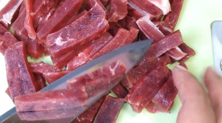 Корейский салат с говядиной, огурцами и болгарским перцем Корейский салат с говядиной, огурцами и болгарским перцем