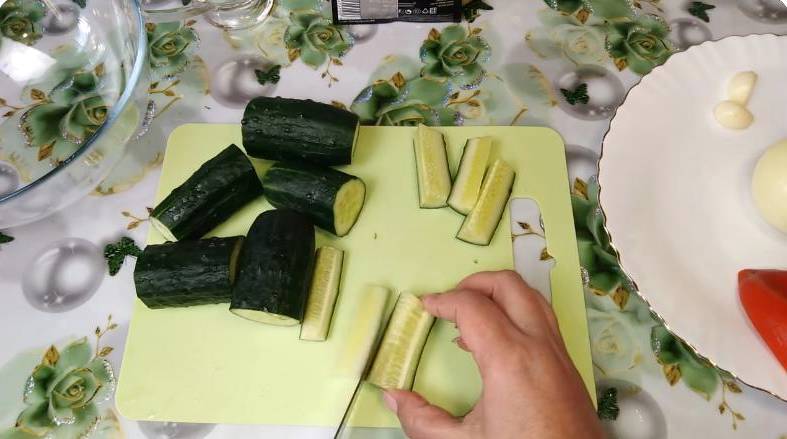 Корейский салат с говядиной, огурцами и болгарским перцем Корейский салат с говядиной, огурцами и болгарским перцем