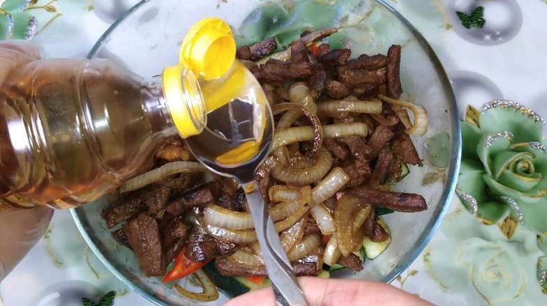 Корейский салат с говядиной, огурцами и болгарским перцем Корейский салат с говядиной, огурцами и болгарским перцем
