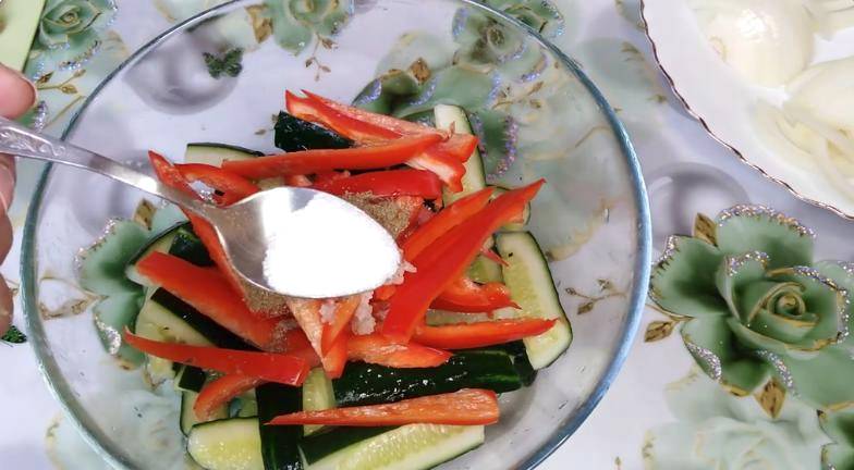 Корейский салат с говядиной, огурцами и болгарским перцем Корейский салат с говядиной, огурцами и болгарским перцем