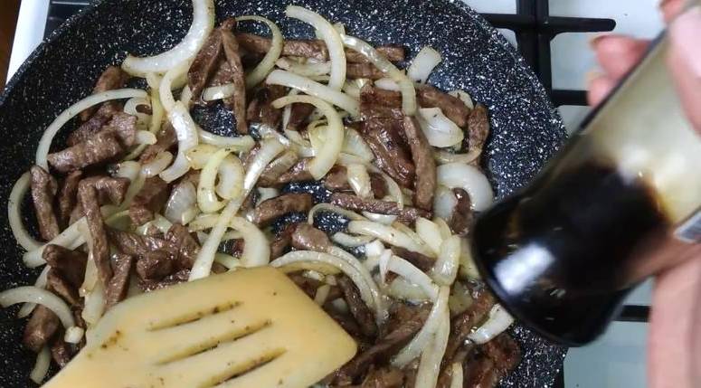 Корейский салат с говядиной, огурцами и болгарским перцем Корейский салат с говядиной, огурцами и болгарским перцем