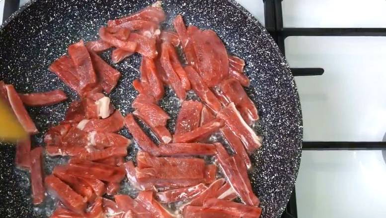 Корейский салат с говядиной, огурцами и болгарским перцем Корейский салат с говядиной, огурцами и болгарским перцем