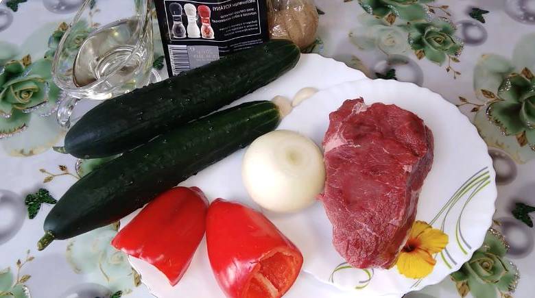 Корейский салат с говядиной, огурцами и болгарским перцем Корейский салат с говядиной, огурцами и болгарским перцем