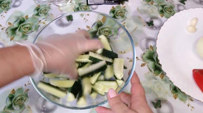 Корейский салат с говядиной, огурцами и болгарским перцем Корейский салат с говядиной, огурцами и болгарским перцем