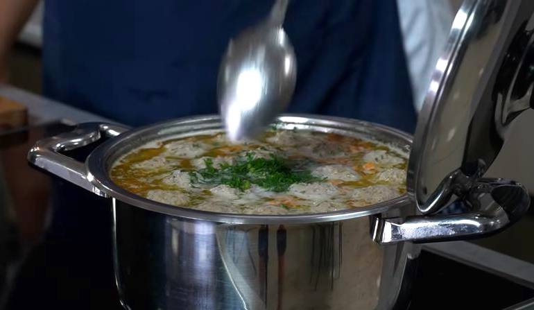 Суп с фрикадельками из индейки и рисом