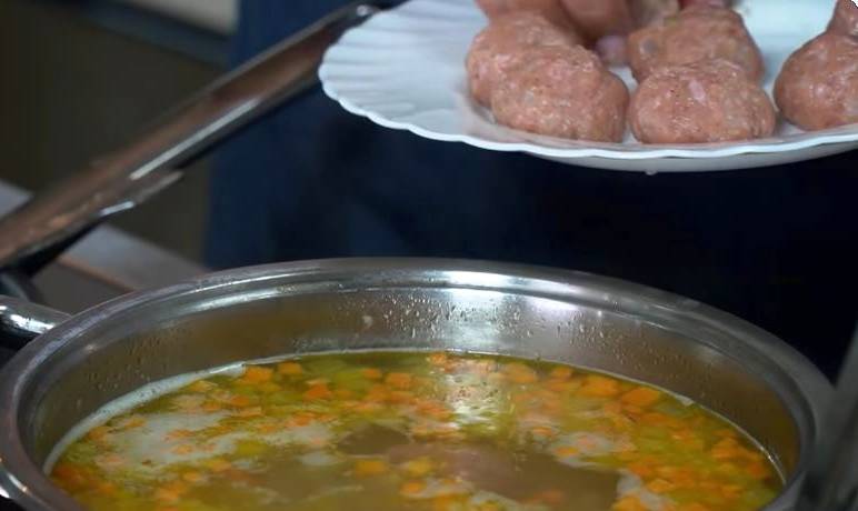 Суп с фрикадельками из индейки и рисом