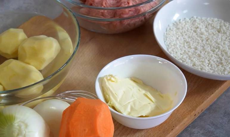 Суп с фрикадельками из индейки и рисом