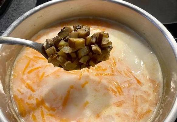 Суп из шампиньонов с картофелем и сыром