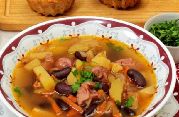 Фасолевый суп с курицей и картошкой
