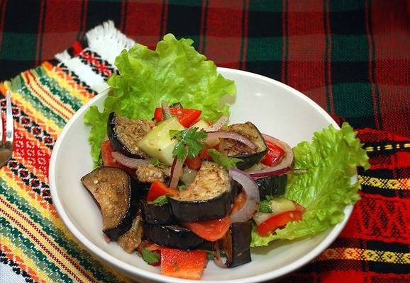 Овощной салат с жареными баклажанами