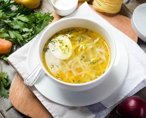 Куриный суп с лапшой и яйцом