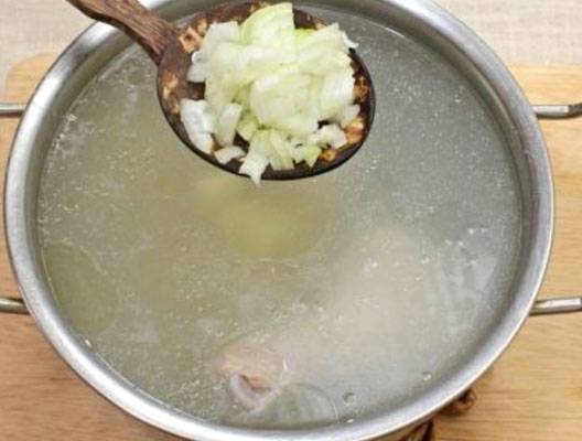 Куриный суп с лапшой и яйцом