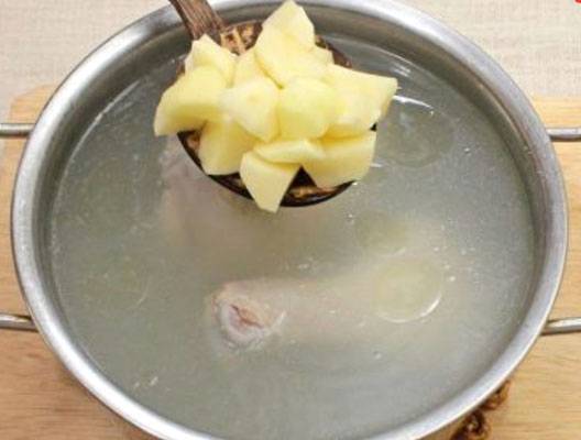 Куриный суп с лапшой и яйцом