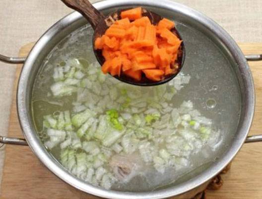 Куриный суп с лапшой и яйцом