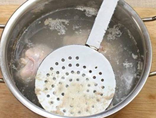 Куриный суп с лапшой и яйцом